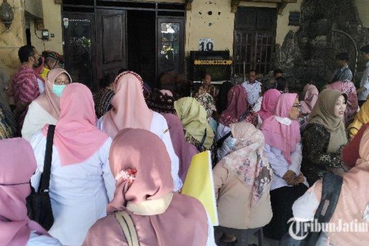 
Puluhan guru SDN di Kecamatan Rungkut, Surabaya, geruduk rumah kepala sekolah, MI (61) di Wonorejo, Kecamatan Rungkut, Rabu (21/6/2023). 