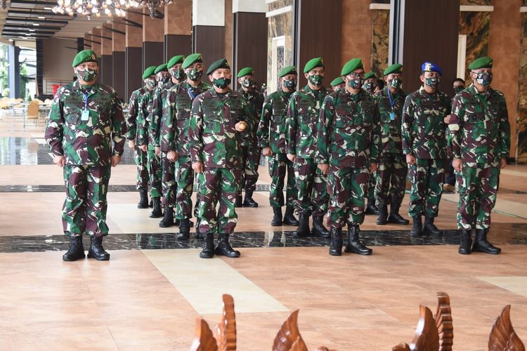 Kepala Staf Angkatan Darat (KSAD) Jenderal TNI Andika Perkasa menerima laporan korps kenaikan pangkat 13 perwira tinggi (pati) TNI Angkatan Darat (AD) yang berlangsung di Markas besar angkatan darat (Mabesad), Jakarta, Senin (11/5/2020).
