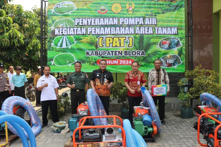 Bupati Blora Arief Rohman saat menerima bantuan pompa air untuk 164 poktan dari Kementerian Pertanian (Kementan) melalui kegiatan pompanisasi Penambahan Areal Tanam (PAT) di Gedung Balai Benih Dinas P4 Blora, Rabu (22/5/2024).

