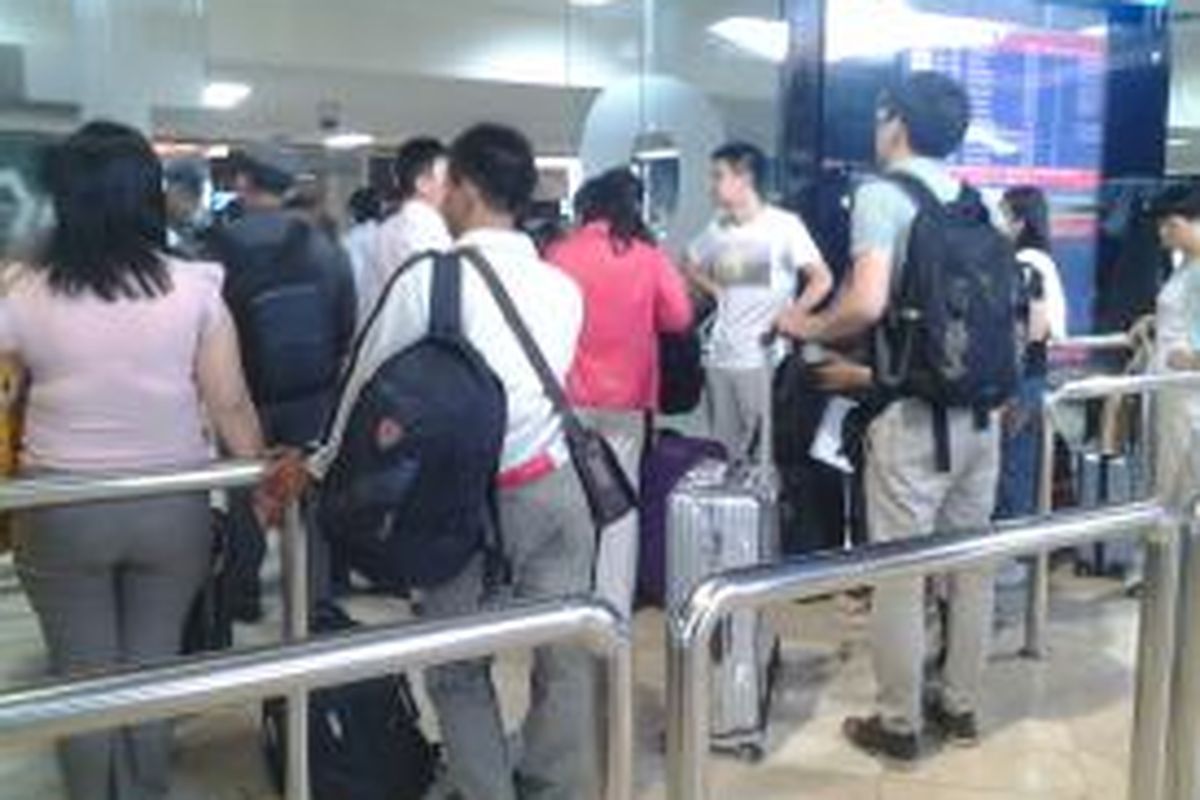 Para penumpang Garuda Airlines tampak antri di Gate 4 Terminal 2F Bandara Soekarno-Hatta, Tangerang, Kamis (14/8/2014).