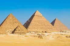[HOAKS] Foto Pekerja Membangun Piramida di Mesir