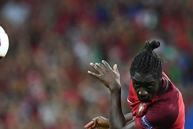 Eder menyundul bola dalam laga Perancis vs Portugal pada final Euro 2016. Eder hadir pada laga puncak Euro 2020 di Stadion Wembley, Senin (12/7/2021) dini hari WIB, sebagai pembawa trofi. (Foto oleh FRANCK FIFE/AFP)