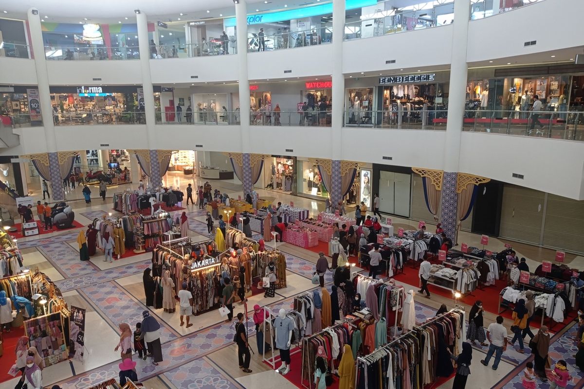 Salah satu pusat perbelanjaan di Kota Mataram menjelang lebaran tahun 2021.
