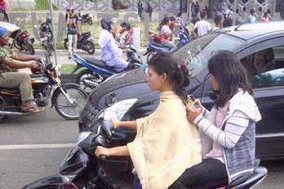 Warga Banda Aceh Panik memenuhi jalan akibat gempa bumi, Rabu (11/4/2012)