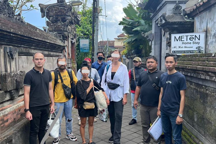 Petugas Kantor Imigrasi Singaraja menangkap WN Rusia karena menari dan berpose dengan pakaian tak pantas di Pura Besakih, Kabupaten Karangasem, Provinsi Bali, Senin (1/5/2023).
