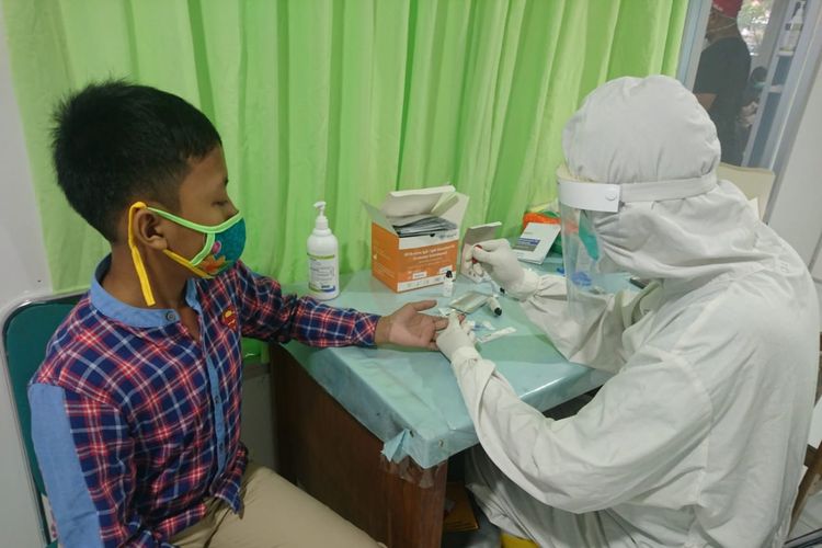 Santri Ponpes Gontor, saat mengikuti rapid test dalam rangka pengecekan kesehatan sebelum kembali ke pondok selepas libur akibat pandemi Covid-19, di RS Kartika Pulomas Dompet Dhuafa.
