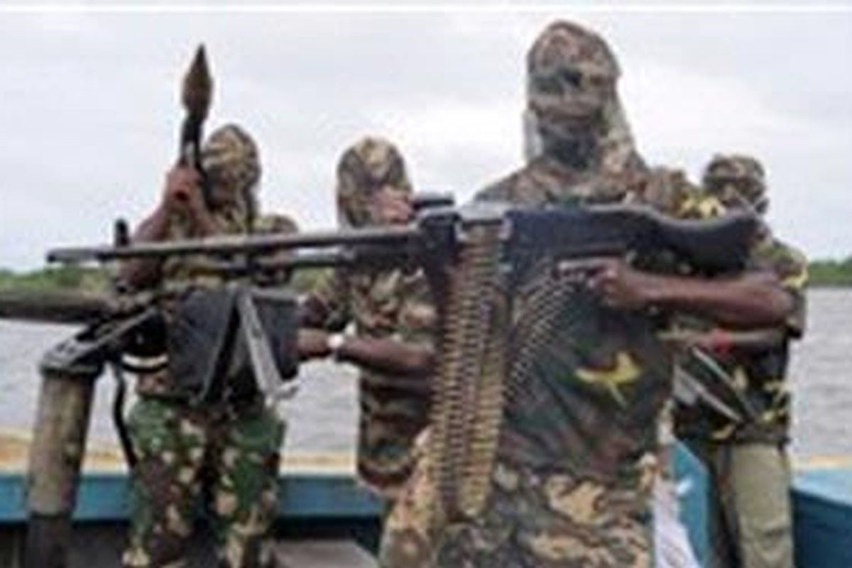 Pejuang dari Gerakan untuk Emansipasi Delta Niger (MEND) mempersiapkan diri untuk sebuah operasi melawan pasukan Nigeria di Niger Delta. 