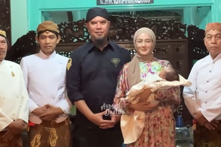 Ahmad Dhani dan Mulan Jameela bersama tamu undangan saat menggelar acara akikah Siti Aminah, seorang bayi perempuan yang mereka adopsi sejak Juli 2025 di Solo. 
