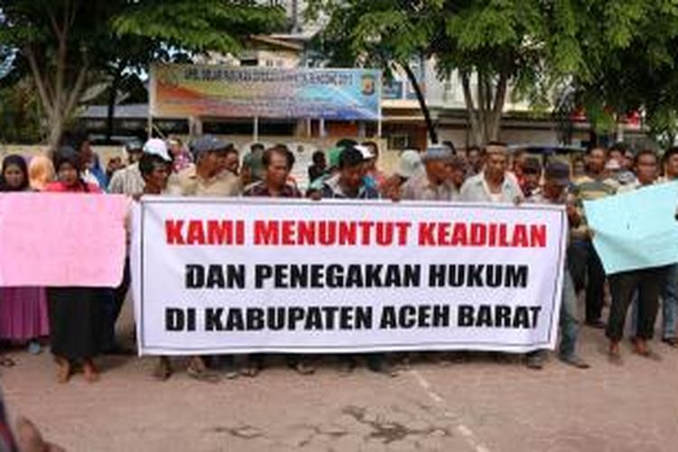 Ratusan warga yang tergusur dari pemukiman di Desa Padang Seurahet, Kecamatan Johan Pahlawan, Aceh Barat, melakukan aksi demonstrasi ke Mapolres setempat.