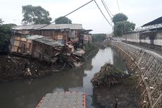 Diterjang Banjir, Bangunan Semi Permanen di Bantaran Kali Cakung Hampir Roboh