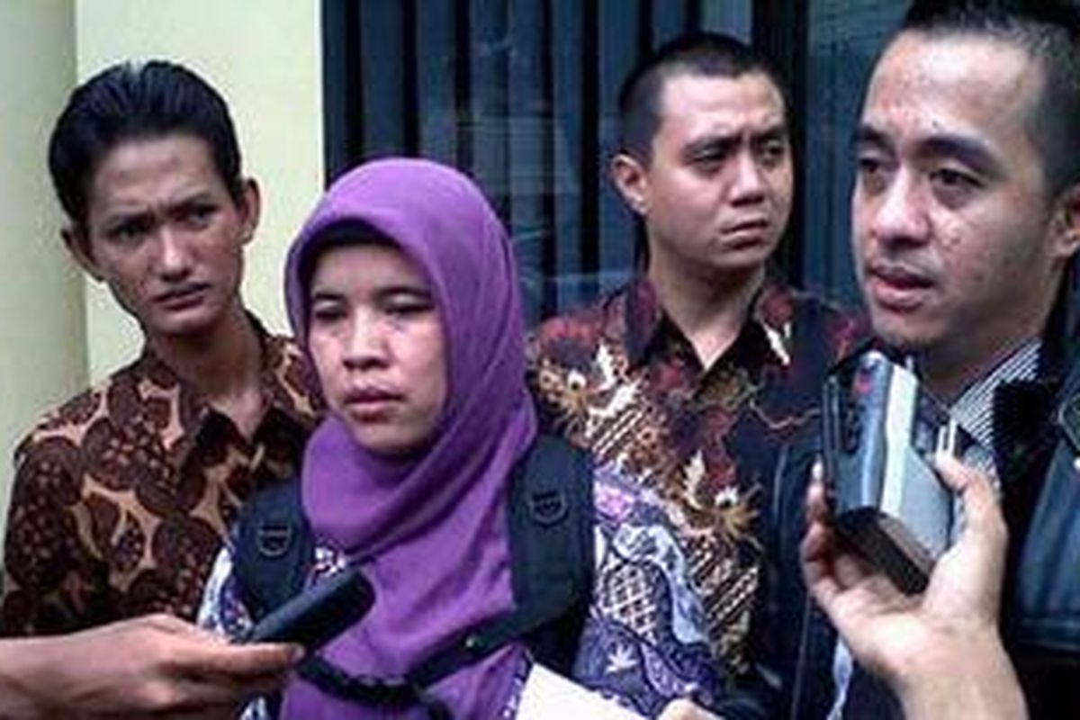 EK, mantan istri Kanit Reskrim Pamulang AJP TS, Jumat (16/12/2011), memenuhi panggilan Puslabfor Mabes Polri