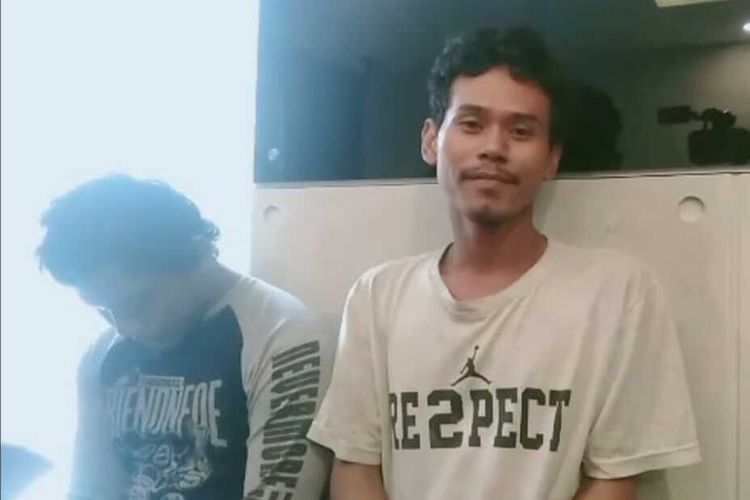 Haryanto (31) dan Ade Rio (28) dua warga Palembang yang tertangkap membuang sampah berupa tujuh karung kulit durian ke Sungai Musi. Keduanya kini ditahan di kantor Sat-PolPP kota Palembang, Senin (13/1/2020).