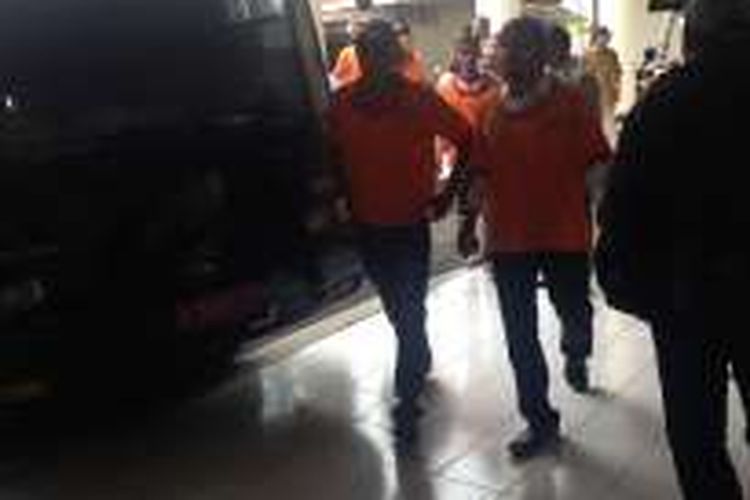 Warga negara AS Philip Russel alias Khamran Malik (kiri) tiba di Pengadilan Negeri Semarang, Rabu (20/7/2016). Dia didakwa menyelundupkan sabu seberat 97 kg yang disembunyikan melalui genset di Jepara, Jawa Tengah