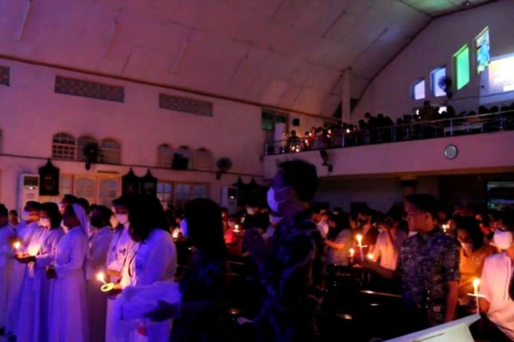 Ummat Katolik di Kota Palopo, Sulawesi Selatan, Sabtu (24/12/2022) malam mengikuti Misa Malam Natala di Gereja Katolik Paroki Santo Mikael dengan penuh khidmat.