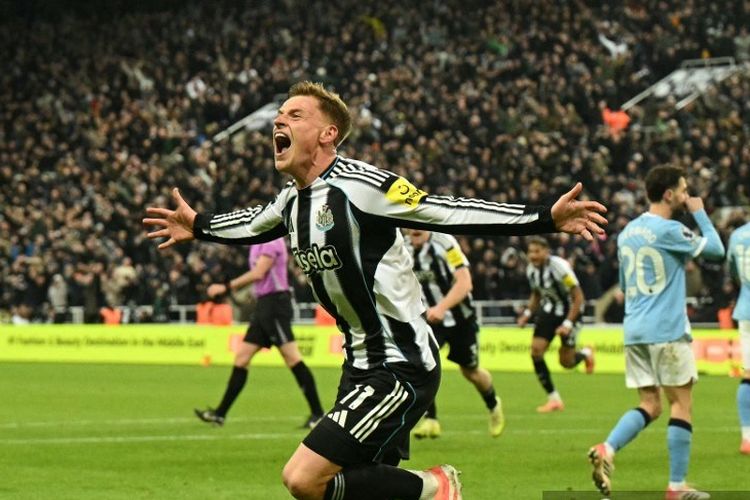 Penyerang Newcastle United, Harvey Barnes, merayakan gol kedua ke gawang Manchester City pada laga lanjutan Premier League di St James' Park, Sabtu (22/11/2025).