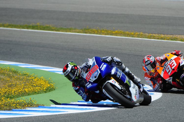 Pebalap Yamaha MotoGP asal Spanyol, Jorge Lorenzo (depan), bersaing dengan pebalap Repsol Honda Team asal Spanyol, Marc Marquez, pada balapan GP Spanyol di Sirkuit Jerez, Minggu (5/5/2013).