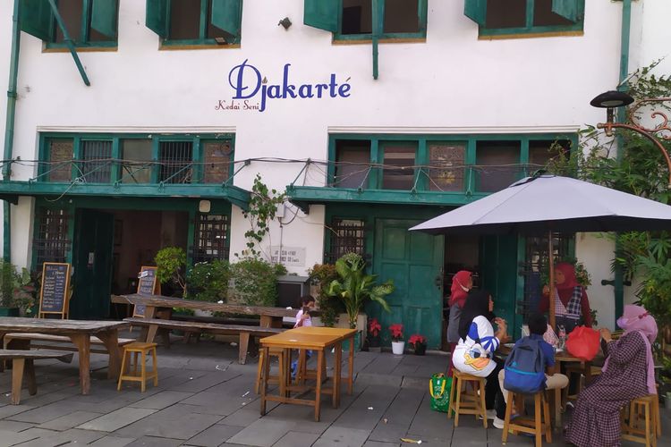Kafe dan restoran di kawasan wisata Kota Tua, Jakarta Barat, diperbolehkan beroperasi hingga pukul 22.00 WIB selama momen pergantian tahun. 