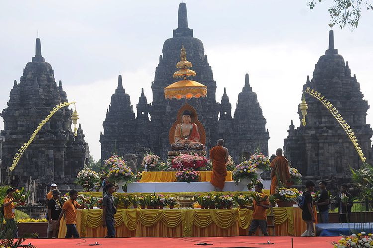 Sejumlah Umat Buddha menata bunga altar di Candi Sewu, Prambanan, Klaten, Jawa Tengah, Sabtu (18/5/2019). Pesiapan tersebut dilakukan untuk menyambut rangkaian detik-detik hari raya Waisak 2563 BE/2019.