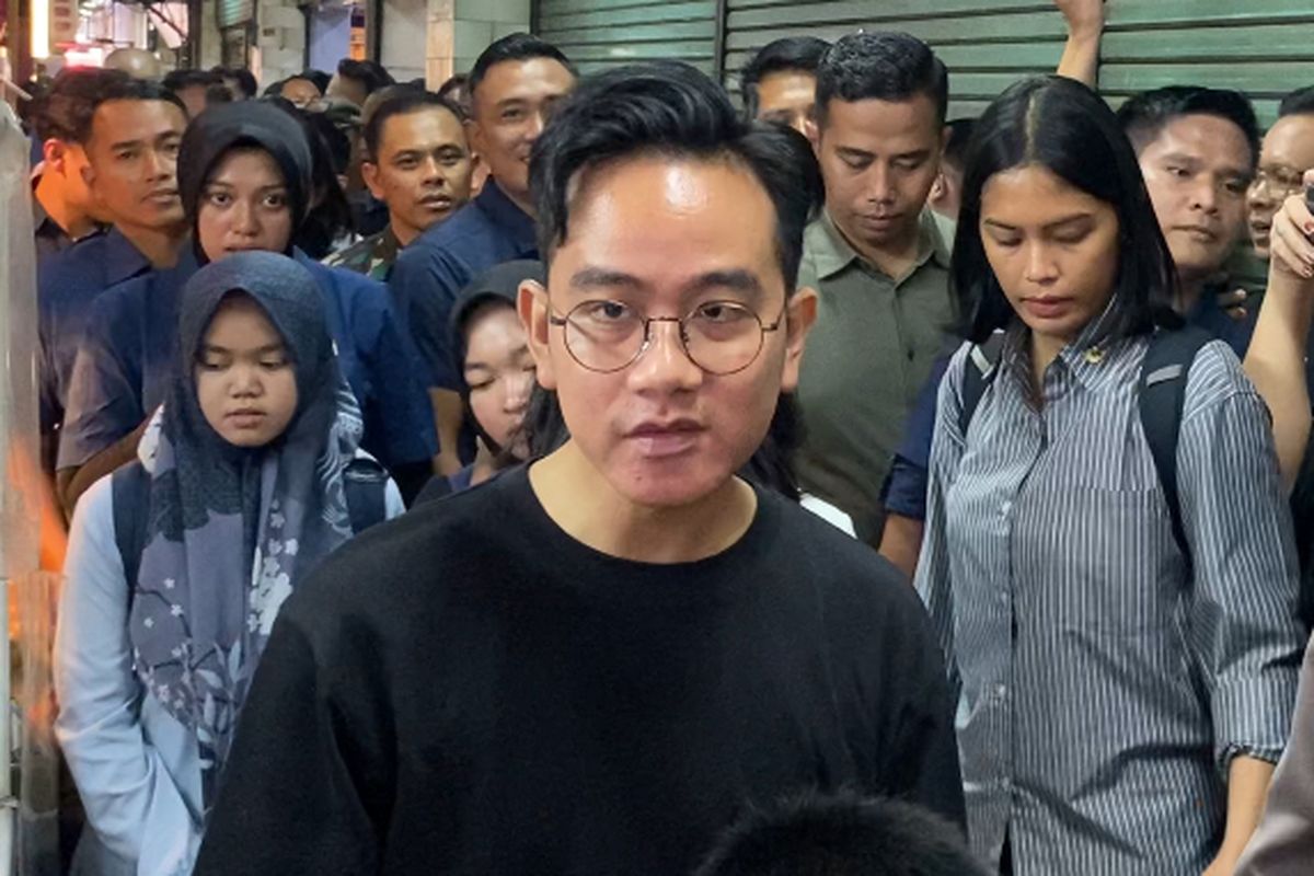 Wapres RI, Gibran Rakabuming Raka di Pasar Atom, Surabaya, Selasa (28/1/2025).