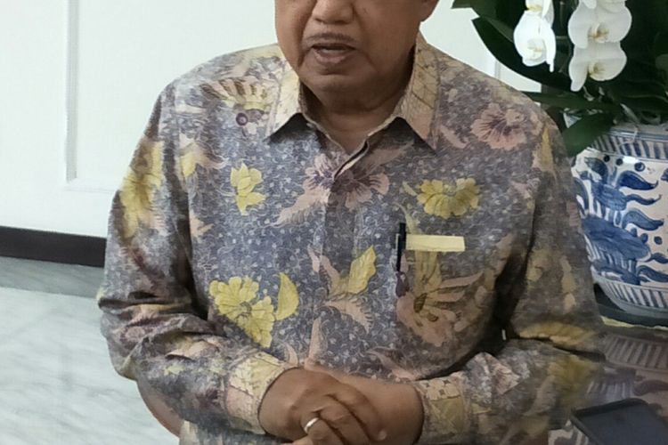 Wakil Presiden Jusuf Kalla di kantornya