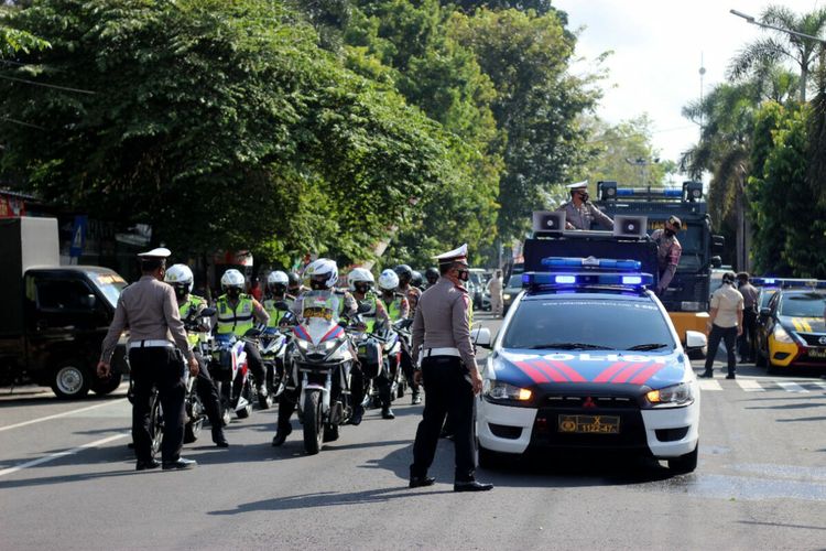 Ratusan personel TNI dan Polri melakukan show of force keliling Kota Blitar pada hari pertama PPKM Darurat, Sabtu (3/7/2021)