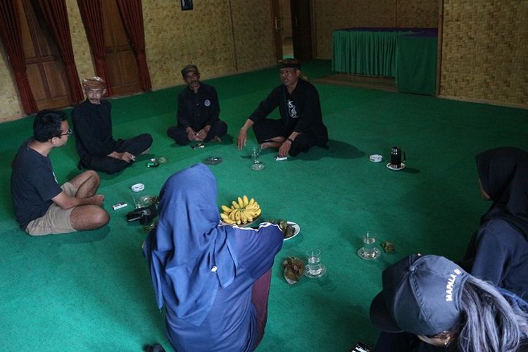 Tim Arung Jeram Mapala UI dan para rendangan berbincang sambil menikmati sajian di Imah Gede (30/1/2018). Tim mengunjungi Kasepuhan Ciptamulya untuk meminta ijin adat dalam rangka mengarungi Sungai Cibareno.