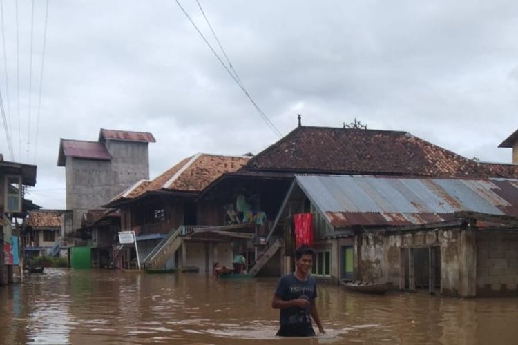 Kondisi banjir yang merendam ribuan rumah warga di Musi Rawas Utara (Muratara), Sumatera Selatan setelah diguyur hujan selama tiga hari, Rabu (6/3/2024).