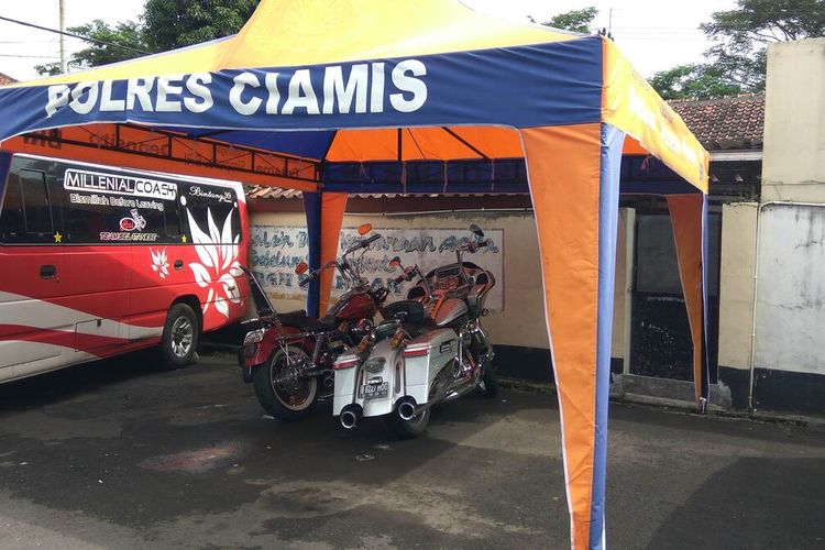 Dua sepeda motor gede yang terlibat kecelakaan hingga mengakibatkan dua bocah kembar meninggal dunia diamankan di Mapolres Ciamis, Senin (14/3/2022).