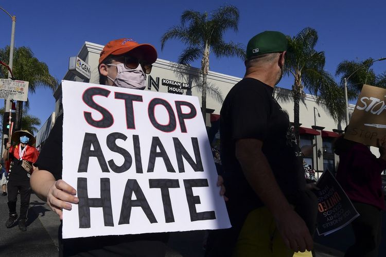 Para aktivis sosial berjalan dari San Gabriel City Hall ke Alhambra City Hall di California, Amerika Serikat, Jumat (26/3/2021), dalam demo untuk menghentikan kebencian terhadap orang Asia.