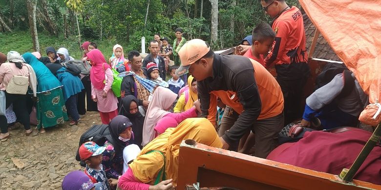 Sejumlah pengungsi bencana tanah bergerak menaiki mobil BPBD di Dusun Suradita, Desa Ciengang, Kecamatan Gegerbitung, yang berada di kaki Gunung Baros Sukabumi, Jawa Barat, Minggu (17/1/2021).