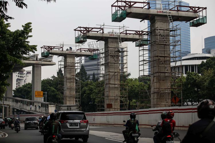 Aktivitas pekerja LRT di lintas 2 Cawang-Kuningan Dukuh Atas di Jalan Rasuna Said - Setiabudhi, Jakarta, Senin (17/6/2019). PT Adhi Karya (Persero) Tbk memastikan, pengerjaan LRT Jabodebek akan rampung dan beroperasi pada pertengahan 2022 mendatang. Saat ini, progress pembangunan secara keseluruhan sudah mencapai 83,5 persen.