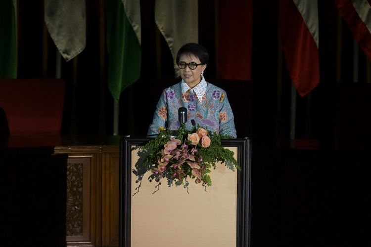 Menteri Luar Negeri (Menlu) Retno Marsudi dalam Pernyataan Pers Menteri Luar Negeri (PPTM) 2024 di Museum Konperensi Asia Afrika (KAA), Bandung (8/1/2024). 

