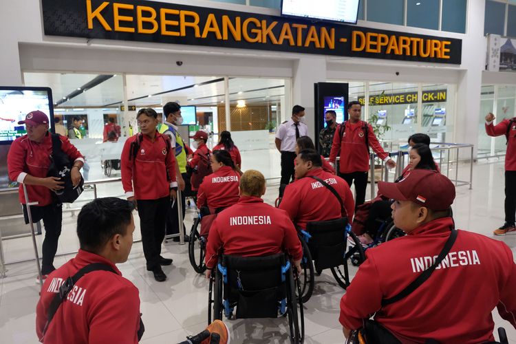 Kontingen Indonesia untuk ASEAN Para Games Kamboja 2023 bersiap memasuki pintu keberangkatan bandara Adi Soemarmo, Boyolali, Jawa Tengah, Rabu (31/05/2023). Sebanyak 500 personil kontingen Indonesia yang terbagi dalam 2 kloter mulai diberangkatkan menuju Phnom Penh, Kamboja  dengan penerbangan carter. NPC INDONESIA/Agung Wahyudi