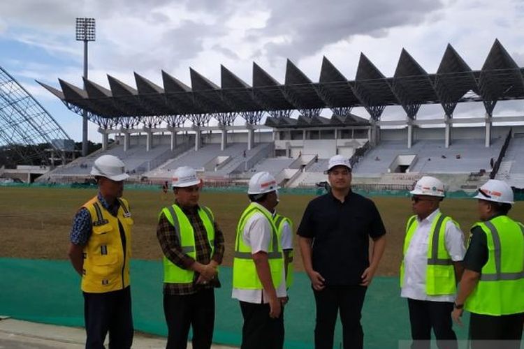  Menpora Dito Ariotedjo (baju biru dongker) saat meninjau pembangunan Stadion Harapan Bangsa Banda Aceh sebagai arena utama PON Aceh, di Banda Aceh, Sabtu (18/5/2024).
