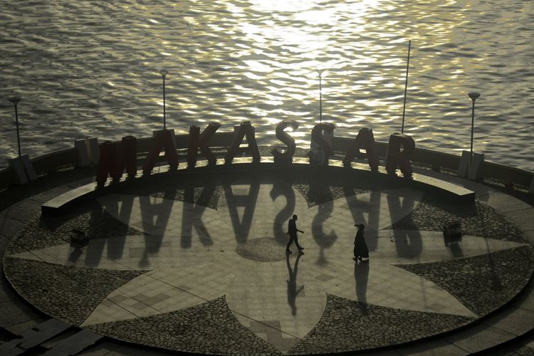 Warga mengunjungi Anjungan Pantai Losari, Makassar, Sulawesi Selatan, Rabu (24/11/2021). ANTARA FOTO/Abriawan Abhe/aww.