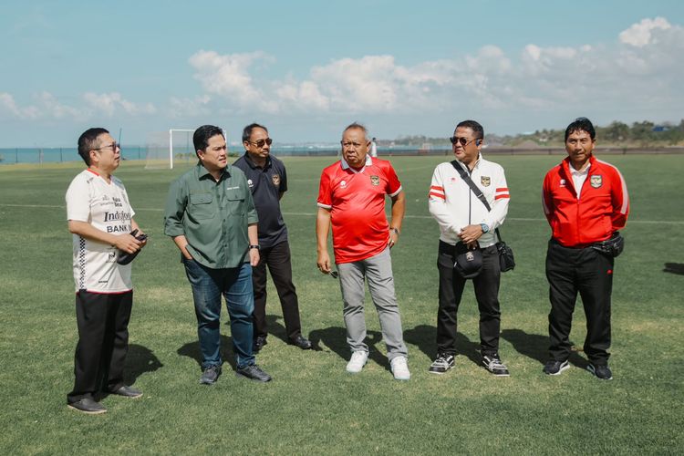 Ketua Umum PSSI Erick Thohir ditemani Komisaris Bali United Pieter Tanuri (kiri) saat mengunjungi peserta seleksi pemain untuk menjadi bagian Timnas U17 Indonesia yang berlangsung di Bali United Training Center, Pantai Purnama Gianyar, Minggu (16/7/2023) pagi. 