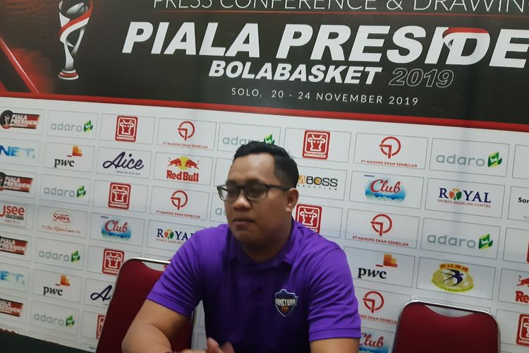 Pelatih Amartha Hangtuah, Harry Prayogo seusai laga melawan Satya Wacana Salatiga pada ajang Piala Presiden Bola Basket 2019 di GOR Sritex Arena, Rabu (21/11/2019).