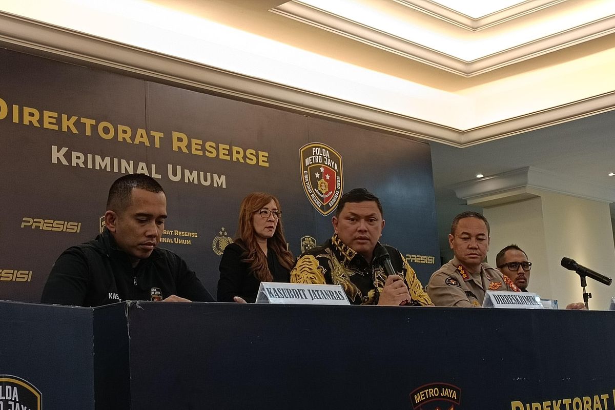 Dirreskrimum Polda Metro Jaya Kombes Hengki Haryadi di Polda Metro Jaya, Jumat (18/8/2023). Dalam konferensi pers tersebut, Hengki meluruskan informasi soal tiga oknum anggota Polri yang terlibat terorisme. Hengki menuturkan, pihaknya memang menangkap tiga orang oknum, namun mereka terlibat dalam aktivitas jual-beli senpi ilegal.