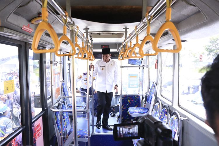Bagian dalam bus Trans Metro Pekanbaru (TMP) yang resmi diluncurkan oleh Penjabat (Pj) Wali Kota (Walkot) Pekanbaru Muflihun di halaman Kantor Dinas Perhubungan (Dishub) Kota Pekanbaru, Tenayan Raya, Rabu (13/3/2024).
