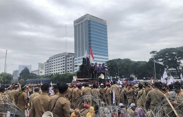Massa aksi dari Persatuan Perangkat Desa Seluruh Indonesia (PPDI) di depan Gedung DPR/MPR, Senayan, Jakarta, Rabu (25/1/2023). 