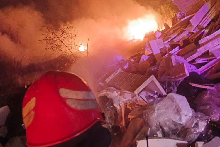 Gudang Rongsokan di Bandung Terbakar, Api Membubung Tinggi Dipicu Material Plastik dan Styrofoam