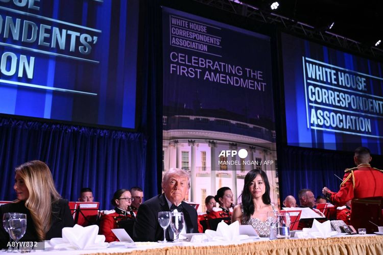Ibu Negara AS Melania Trump, Presiden AS Donald Trump, dan koresponden senior Gedung Putih CBS News Weijia Jiang menghadiri makan malam Koresponden Gedung Putih di Washington Hilton di Washington, DC, pada 25 April 2026.