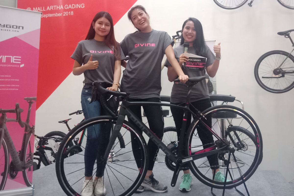 Assistant Head Global Marketing Communication Polygon Bike Yunike Maris dan Aktris Sigi Wimala pada peluncuran seri sepeda Polygon Divine di Mal Artha Gading, Jakarta, Minggu (23/9/2018).