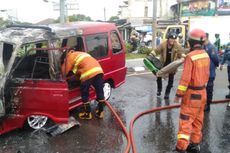 Diduga Korsleting pada Bagian Starter, Mobil Angkot Terbakar saat Bawa Penumpang