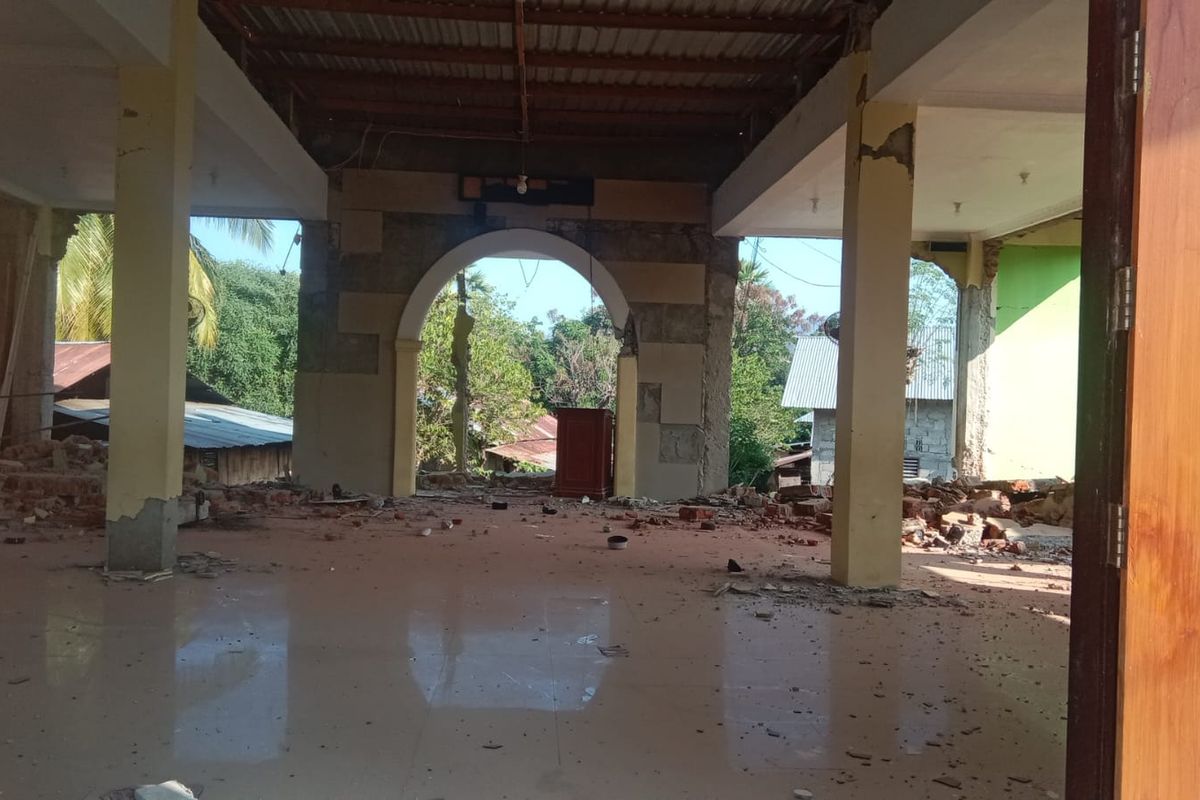 Kerusakan imbas gempa NTT magnitudo 7,7. Muhammadiyah membuka posko darurat dan menyiapkan tim medis. 