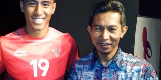 Pemain timnas sepak bola Indonesia Hanif Sjahbandi (kiri) berfoto dengan Wakil Kepala Sekolah SMAN 1 Babelan, Kabupaten Bekasi, Syahriaddin (kanan) saat penutupan kampanye Combhipar #IndonesiaKalahkanBatas di Jakarta, Selasa (25/9/2018).