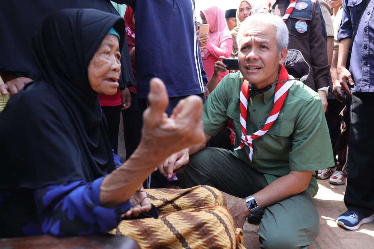 Mbah Dami (82) saat berdialog dengan Gubernur Jawa Tengah (Jateng) Ganjar Pranowo (memakai dasi pramuka) merasa terharu karena rumahnya mendapat bantuan program renovasi rumah tidak layak huni dari Pemerintah Provinsi, Jawa Tengah, di Blora, Selasa (27/8/2019).