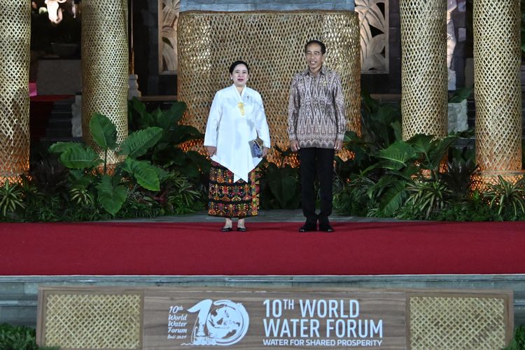 Ketua Dewan Perwakilan Rakyat (DPR) Republik Indonesia (RI) Puan Maharani bersama Presiden Republik Indonesia (RI) Joko Widodo (Jokowi) dalam acara Welcoming Gala Dinner bagi delegasi World Water Forum (WWF) ke-10 di Garuda Wisnu Kencana (GWK), Bali, Minggu (19/5/2024).