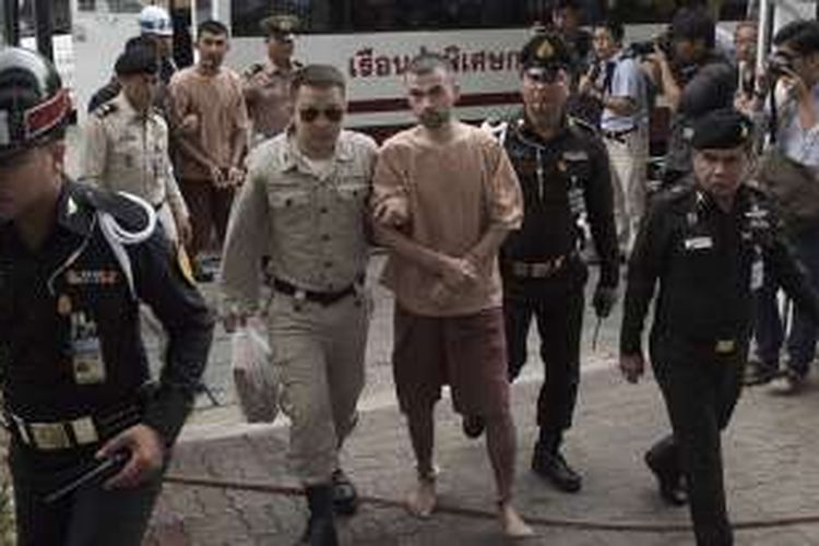 Kedua tersangka bom Bangkok tiba di pengadilan militer, Selasa (16/2/2016). Keduanya adalah warga China yang berasal dari etnis Uighur.