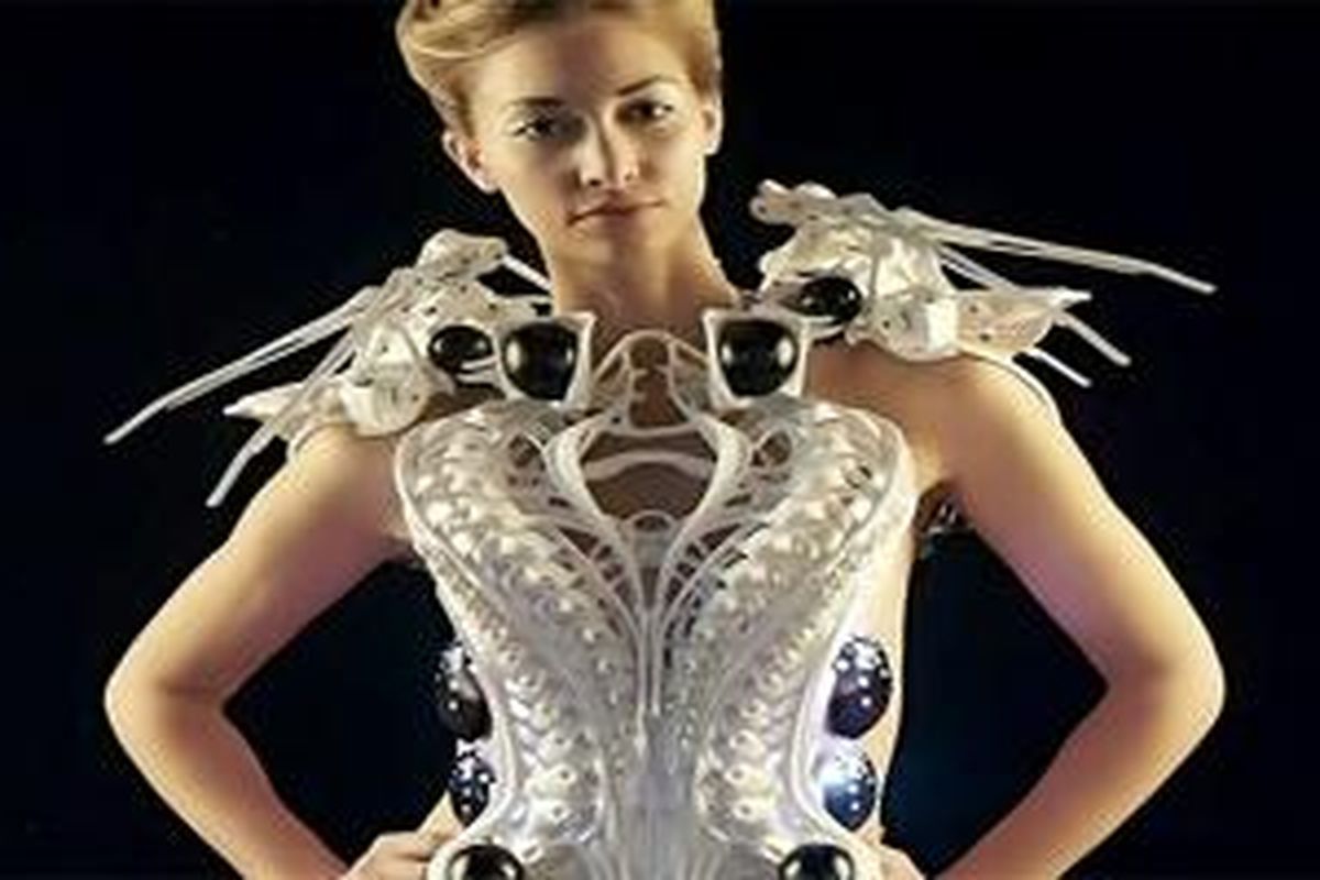 Seniman asal Belanda, Anouk Wipprecht, merancang gaun laba-laba yang dapat melindungi wanita yang mengenakannya dari gerakan asing yang memasuki tubuh. 